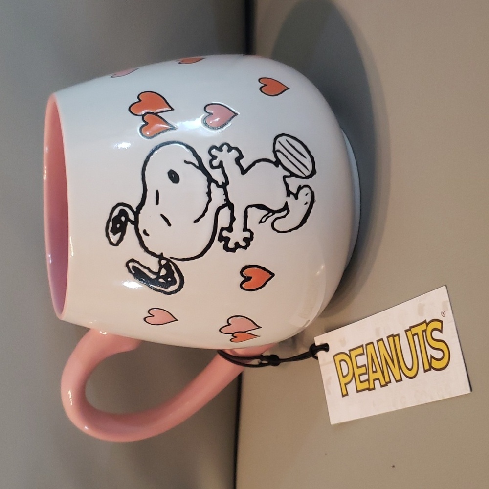 Peanuts Dancing Snoopy with hearts 20 oz stoneware mug NWT